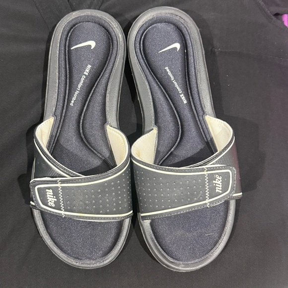 *NEW* Nike Women's Black and Cream Comfort Sandals - Picture 4 of 10